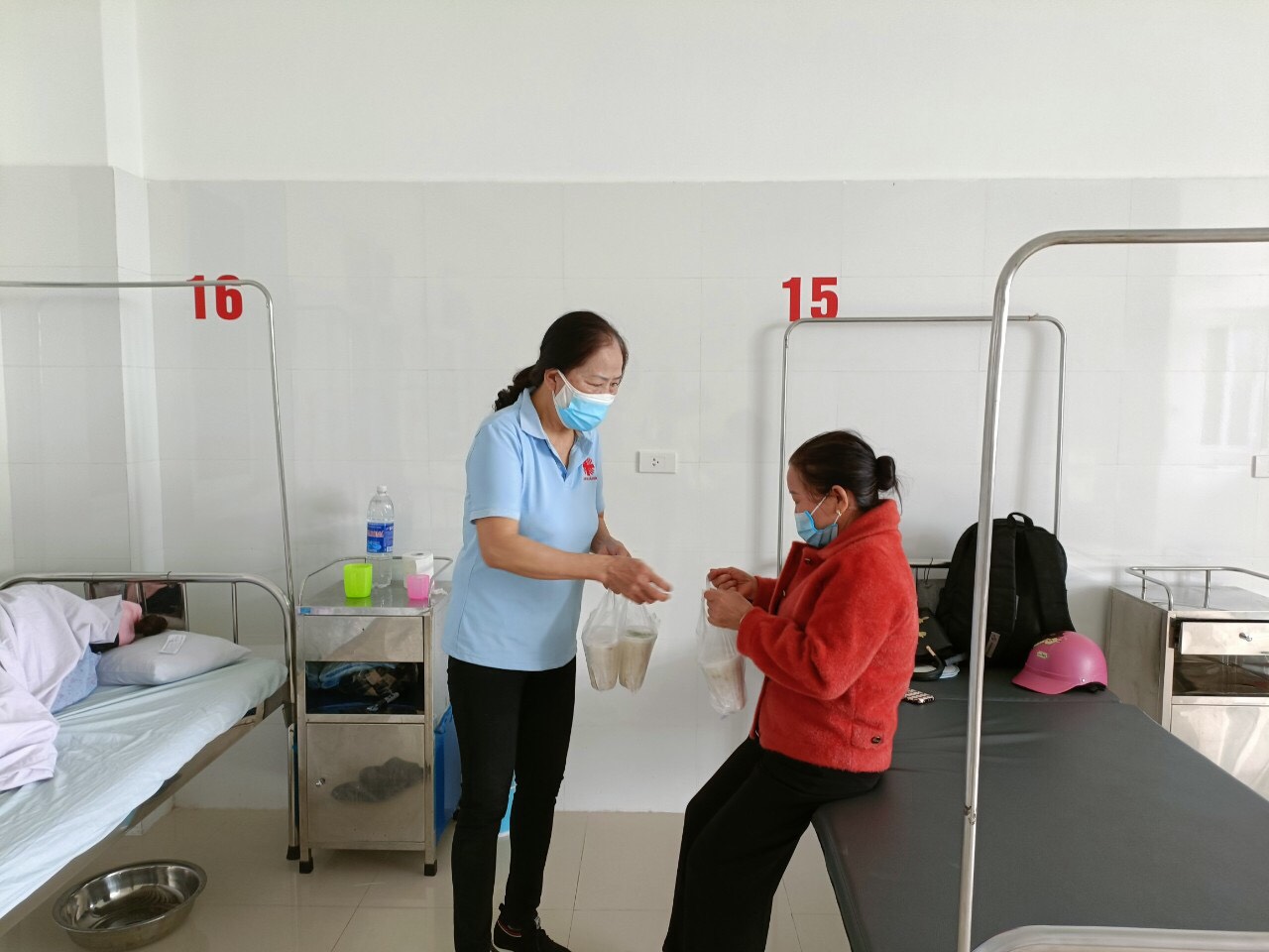 “Nồi cháo từ thiện - Ấm lòng người bệnh” tại Trung tâm Y tế Tiên Yên