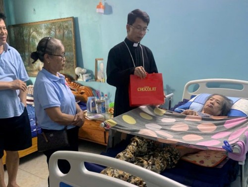 Caritas hạt Hòn Gai thăm bác ái Mùa Chay