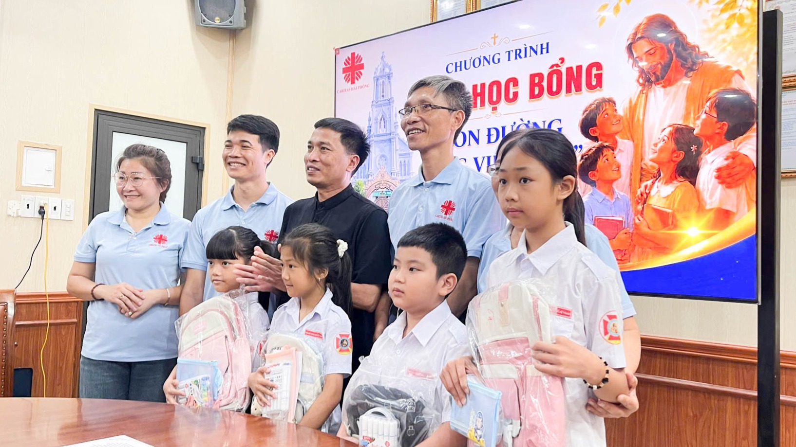 Trao học bổng “Con Đường Sáng Việt Nam” tại Giáo hạt Hòn Gai