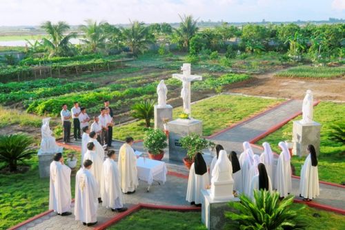 Đan viện Cát Minh Hải Phòng mừng lễ bổn mạng và làm phép “Sân Thánh Giá”